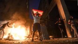 CNNE 873743 - manifestantes y fuerzas de seguridad se enfrentan en beirut