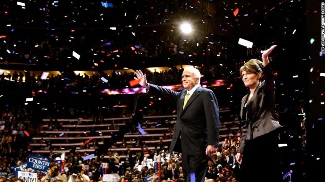 El candidato republicano a la presidencia de Estados Unidos, el senador John McCain, se encuentra en el escenario con la gobernadora de Alaska, candidata republicana a la vicepresidencia, Sarah Palin, en el cuarto día de la Convención Nacional Republicana en septiembre de 2008 en St. Paul, Minnesota.