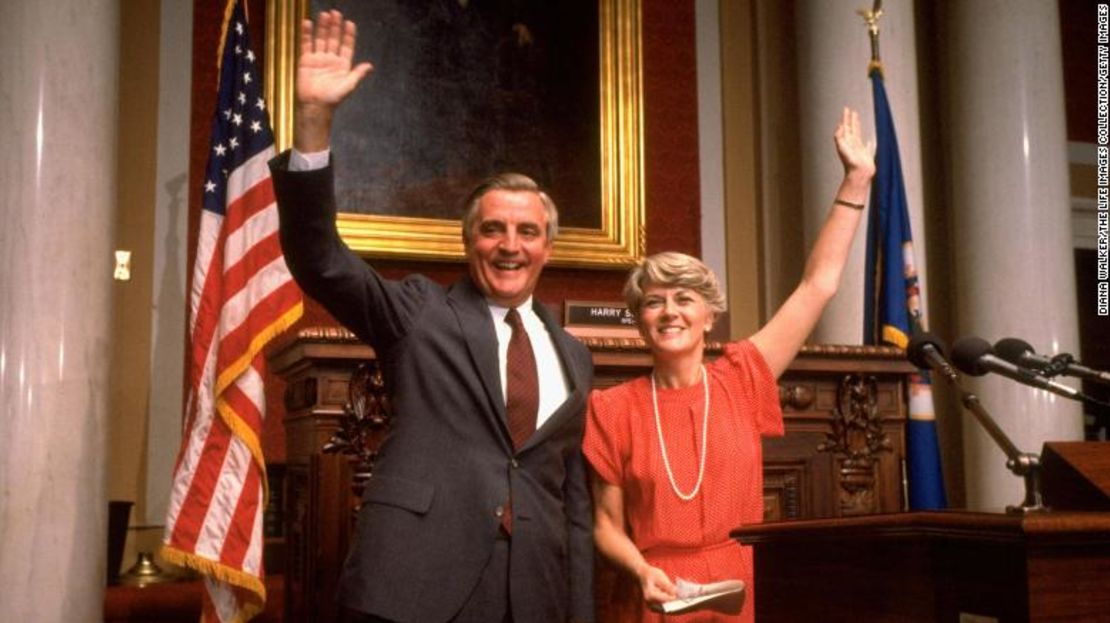 El entonces candidato presidencial demócrata, el exvicepresidente Walter Mondale, presenta a su compañera de fórmula, la representante Geraldine Ferraro, antes de la convención demócrata.