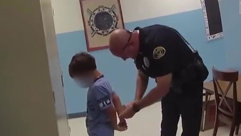 muestra a policías arrestando a un niño de 8 años con esposas que le quedaban grandes