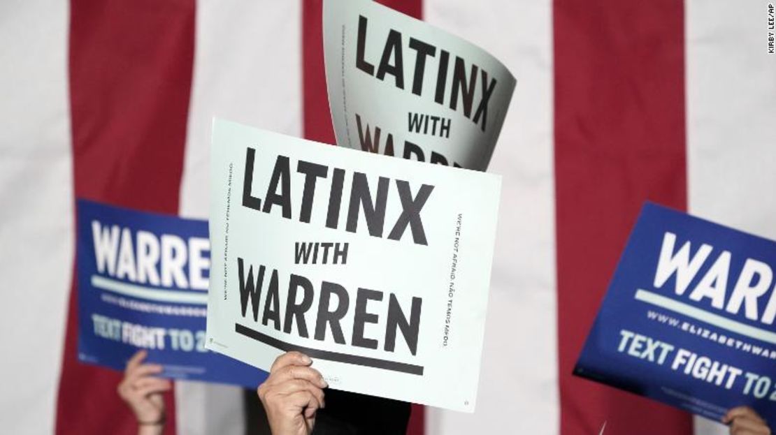 Seguidores de la exaspirante demócrata Elizabeth Warren sostienen carteles en un mitin el pasado 2 de marzo.