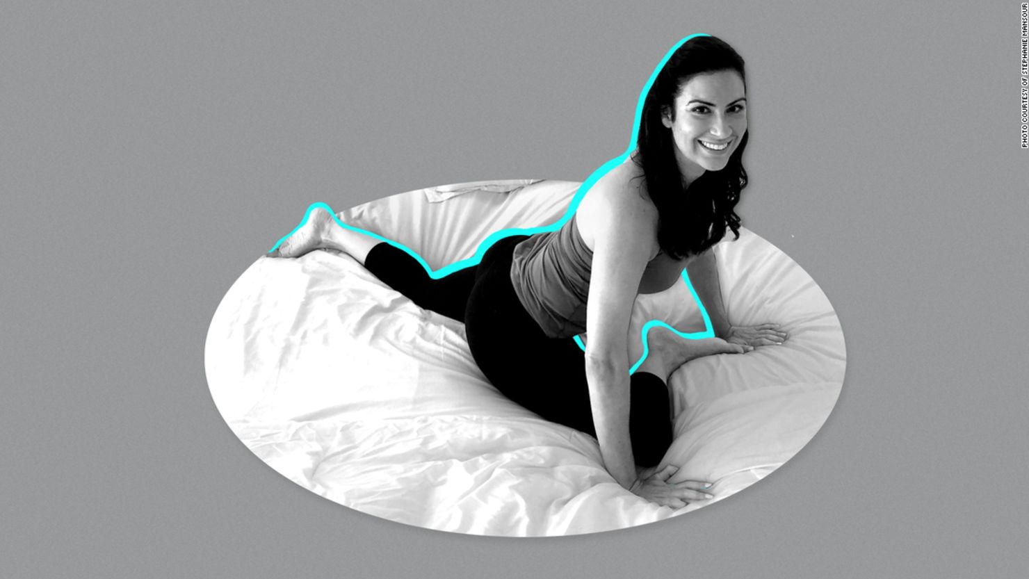 Stephanie Mansour nos muestra una rutina de ejercicios de yoga para descansar mejor.
