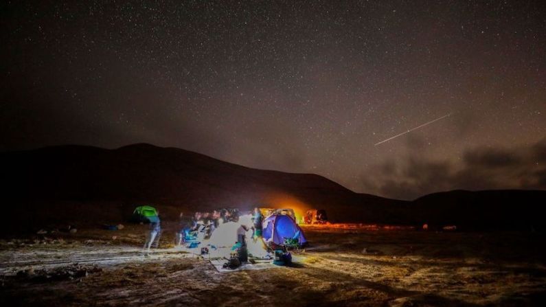 Los meteoros se pueden rastrear hasta la constelación de Perseo, de la cual obtienen su nombre. (Photo by MENAHEM KAHANA / AFP).