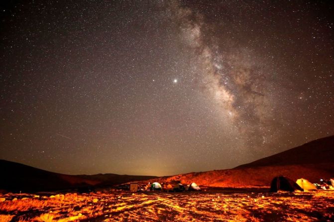 Algunos meteoritos solo son rayas tenues y rápidas. Otros son más brillantes y pueden parecer que navegan a través de nuestro cielo durante varios segundos, dejando un rastro de humo brillante. (Photo by MENAHEM KAHANA / AFP).