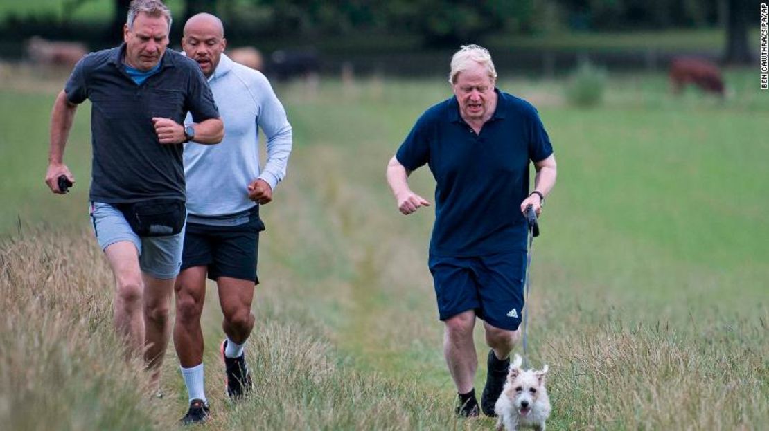 El primer ministro de Gran Bretaña, Boris Johnson, durante una sesión de ejercicio el 29 de julio de 2020.