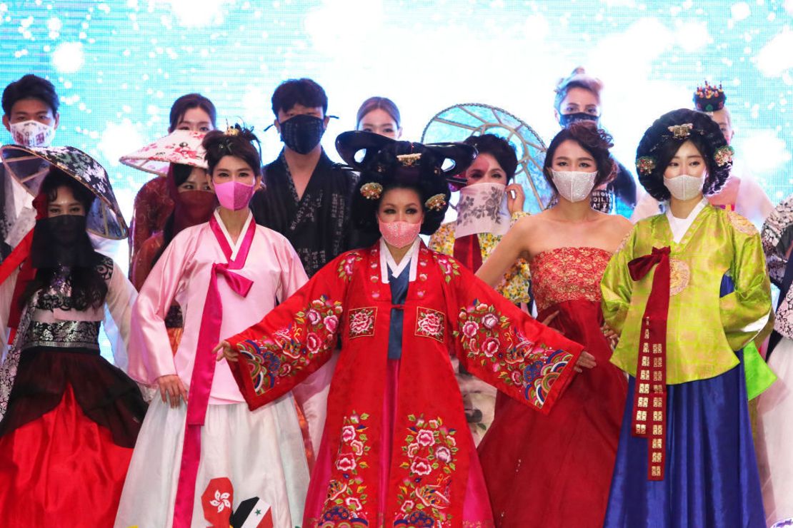 Modelos usando mascarillas caminan por la pasarela durante el Desfile de Moda de Máscaras de Corea 2020 en medio de la pandemia de coronavirus en el Hotel Riverside el 24 de julio de 2020 en Seúl, Corea del Sur.