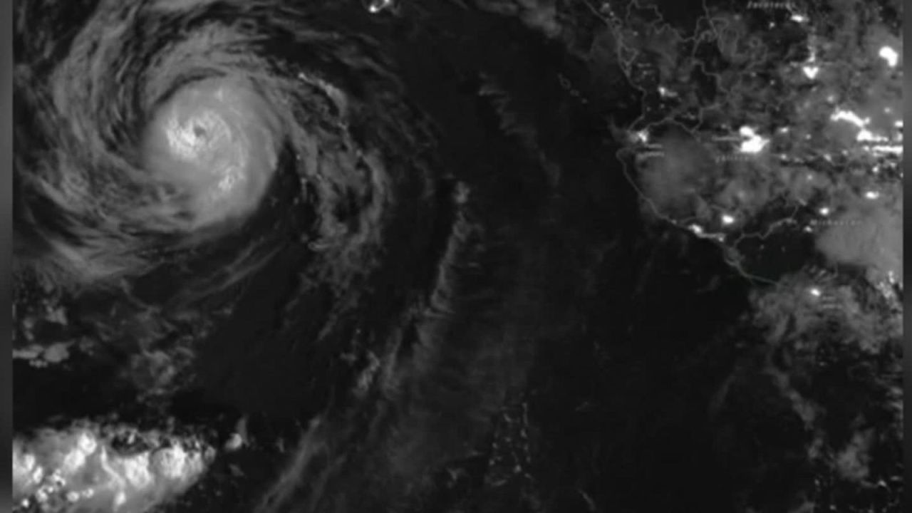 CNNE 874684 - impactantes imagenes por la nasa del huracan elida