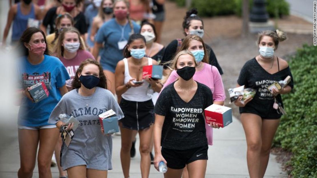 Estudiantes universitarias caminan con sus almuerzos en la Universidad de Carolina del Sur en Columbia.