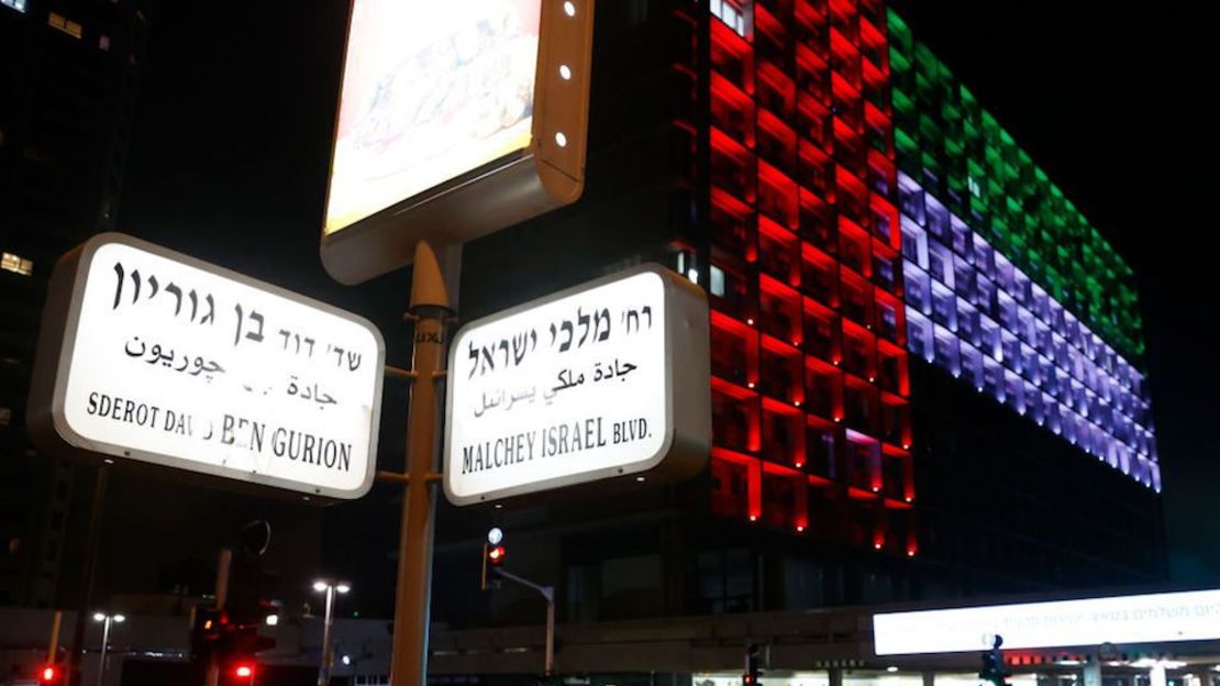 El ayuntamiento de la ciudad costera israelí de Tel Aviv fue iluminado con los colores de la bandera nacional de Emiratos Árabes Unidos tras anunciarse el acuerdo.