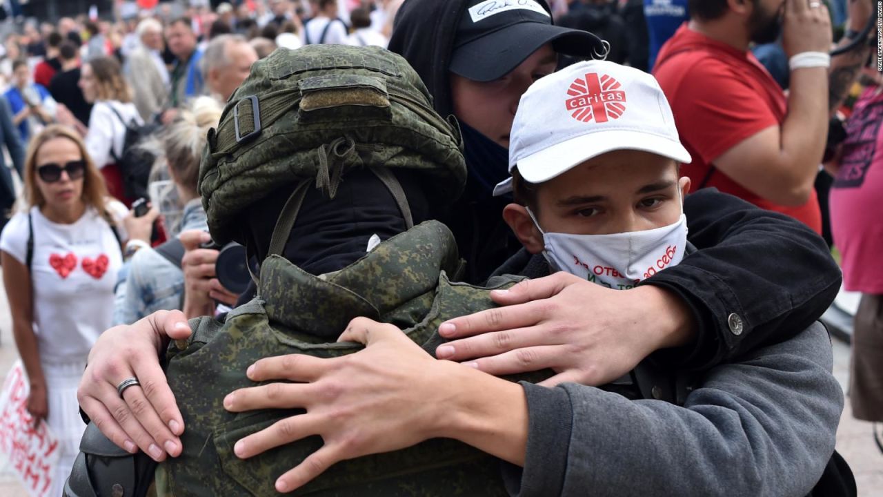 CNNE 875061 - en medio de las protestas, manifestantes se abrazan con miembros de las fuerzas antidisturbios