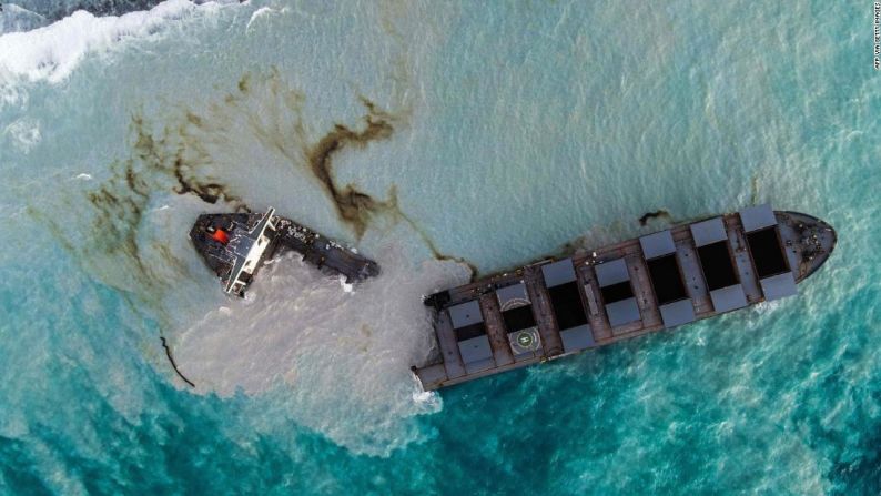 El barco de propiedad japonesa MV Wakashio se ve dividido en dos partes cerca del Blue Bay Marine Park, Mauricio, el domingo 16 de agosto. "Cerca de las 4.30 pm [del sábado], se observó un importante desprendimiento de la sección de proa del buque", dijo el El Comité Nacional de Crisis de Mauricio dijo en un comunicado. AFP vía Getty Images