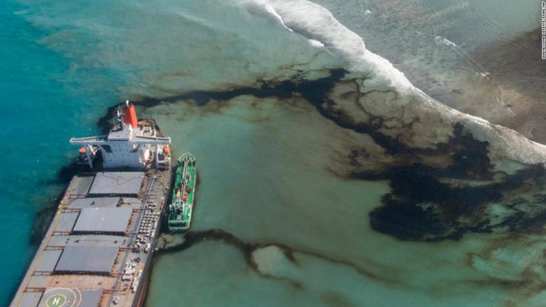 Se ve una fuga de petróleo del MV Wakashio el martes 11 de agosto. Gwendoline Defente / EMAE / AP
