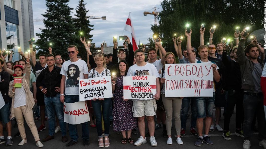 Manifestantes protestan contra los resultados de las elecciones presidenciales frente a la sede de la televisión estatal bielorrusa en Minsk el 15 de agosto de 2020.