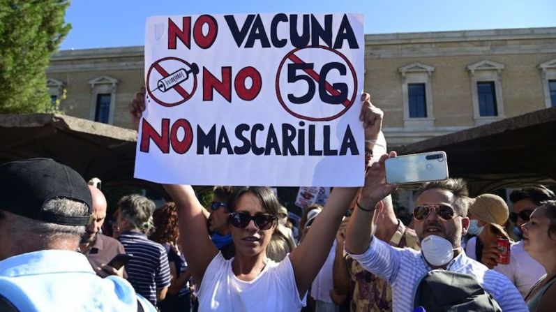 Durante la manifestación se vieron carteles con mensajes contra las vacunas, la tecnología 5G y el uso de mascarillas.