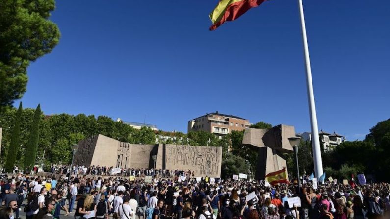 Personas participaron en una manifestación contra el uso obligatorio de mascarillas así como otras medidas adoptadas por el gobierno español para luchar contra el coronavirus en España, el 16 de agosto de 2020, en la plaza Colón de Madrid.