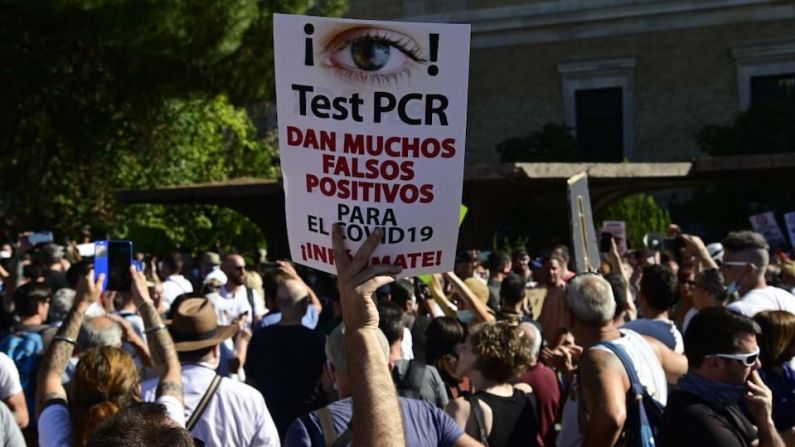 Otros manifestantes cuestionaban los casos positivos en pruebas de covid-19.