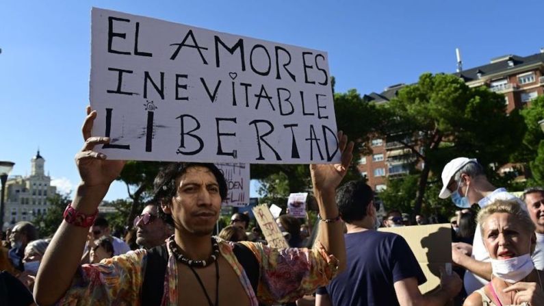 Muchos de los manifestantes no llevaban mascarilla a pesar de que su uso es obligatorio en espacios públicos en España.