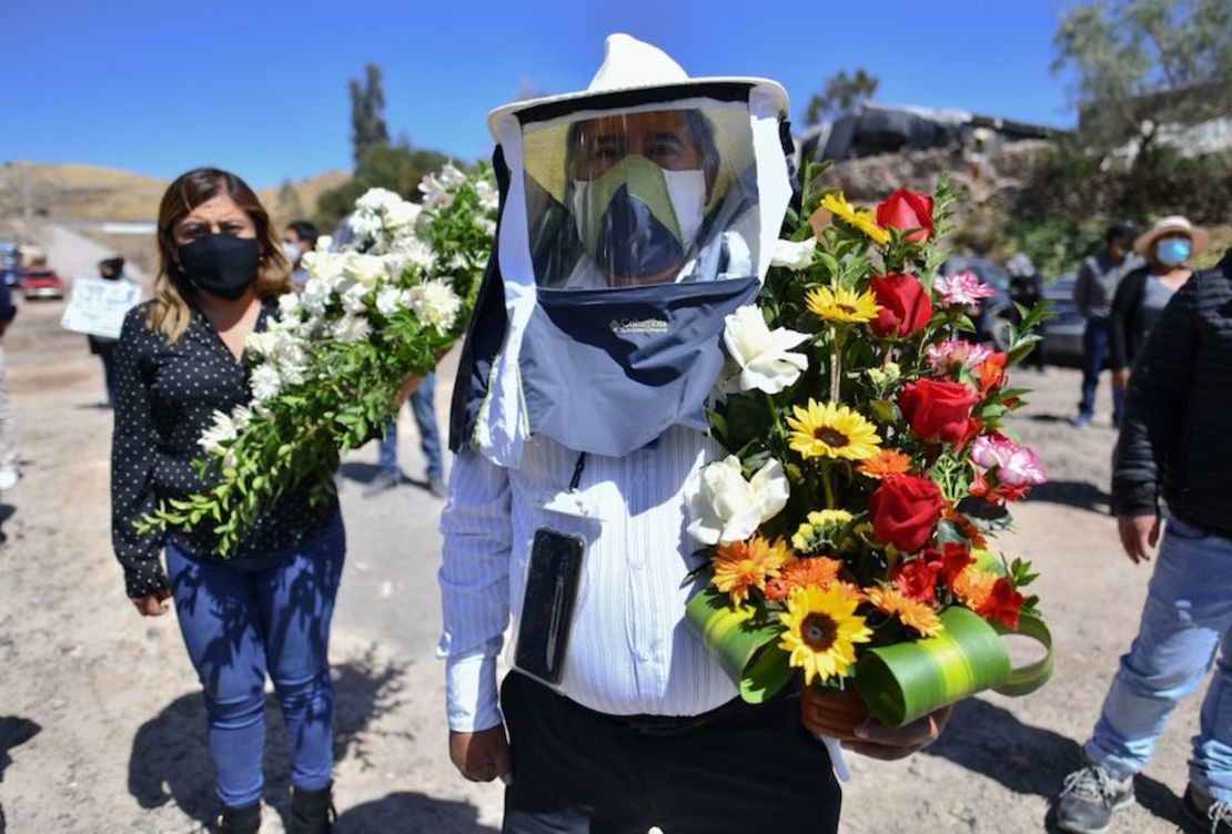 Personas de la comunidad rural de Yura, cerca de Arequipa, participan del entierro de su alcalde, quien murió a causa del covid-19.