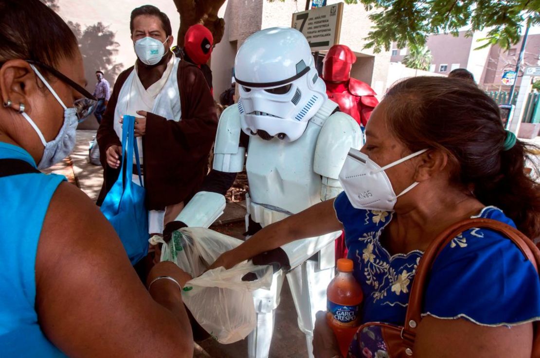 Miembros del club de fans de Star Wars llevan comida y refrescos a familiares de los pacientes hospitalizados en el área de enfermedades respiratorias del Hospital Ignacio García en Mérida.