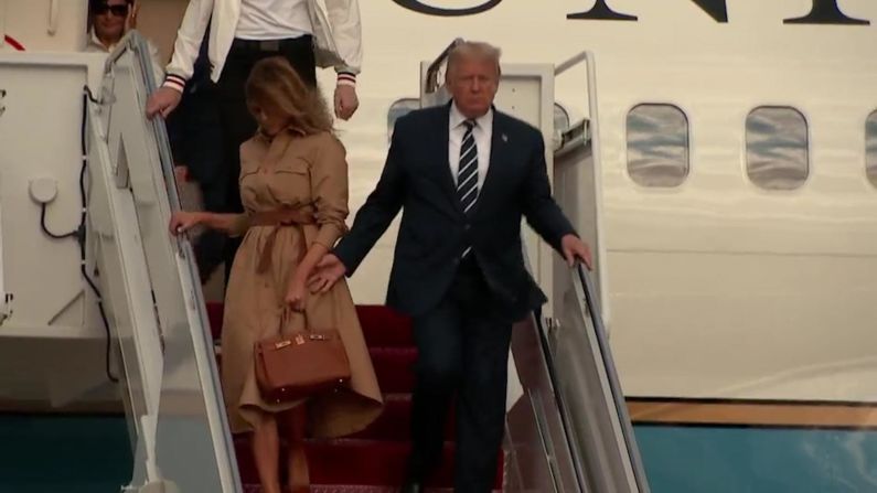 Esta foto circuló masivamente en redes sociales al parecer que Trump le ofrece la mano a su esposa y ella lo rechaza, el 17 de agosto de 2020.