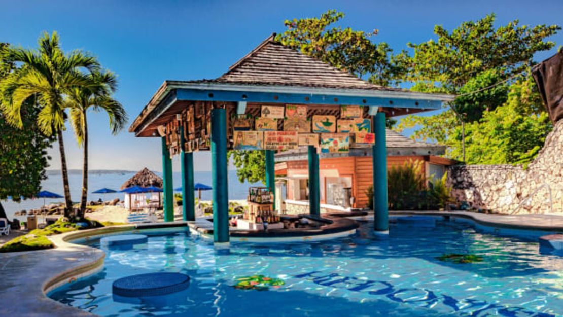 La piscina nudista, con un bar incorporado, es un punto central de reunión para los huéspedes del resort (cortesía de Hedonism II).