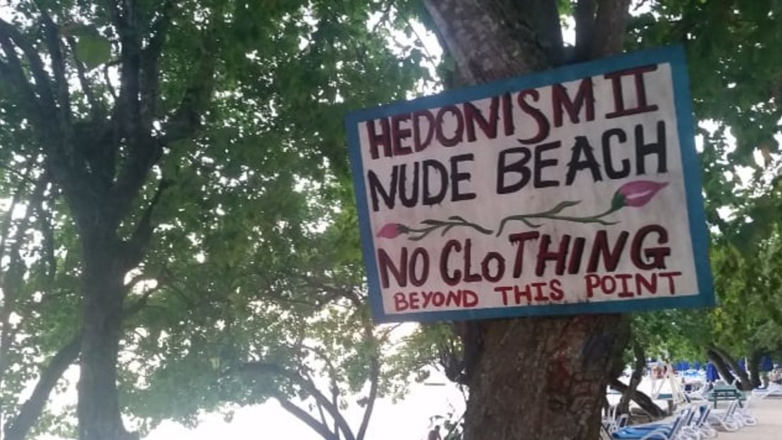 Un cartel explica la política de la playa nudista de Hedonism II (cortesía de Hedonism II).