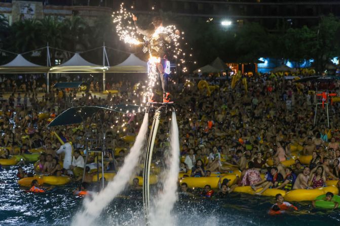 Un artista entretiene a la multitud en el parque acuático Wuhan Maya Beach el 15 de agosto.