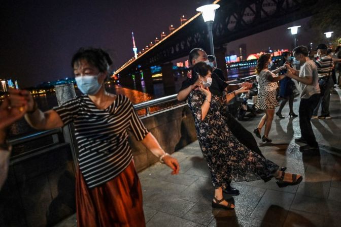 Gente baila cerca del río Yangtze en Wuhan el 27 de mayo.