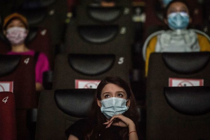 La gente mantiene el distanciamiento social el día que reabrieron los cines de Wuhan el 20 de julio.