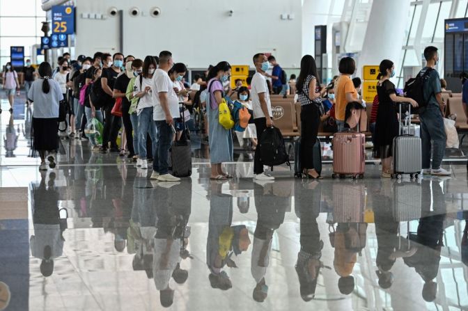 Pasajeros esperan abordar su vuelo en el aeropuerto Tianhe de Wuhan el 14 de julio.