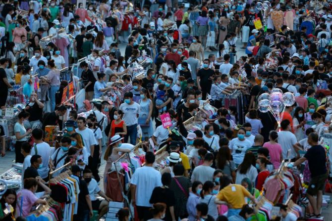 Venta de ropa al aire libre en una calle de Wuhan el 8 de junio.