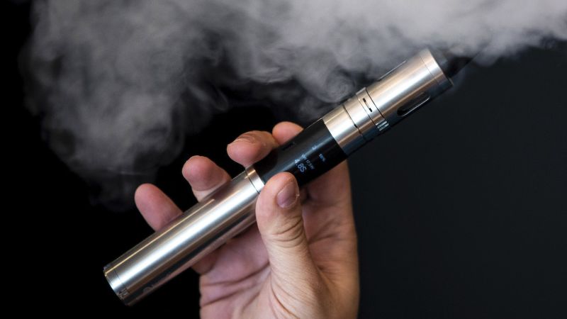 Los jóvenes que fuman cigarrillos convencionales o electrónicos tienen un alto riesgo de infectarse con el nuevo coronavirus | cnn