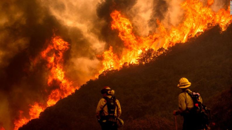 Los incendios al oeste de Vacaville, entre San Francisco y Sacramento, se encuentran entre decenas de incendios que arden en partes del estado. Y se producen en medio de una ola de calor brutal y cortes de energía, tanto intencionales como no intencionales, mientras la red eléctrica lucha por mantenerse al día con la demanda.