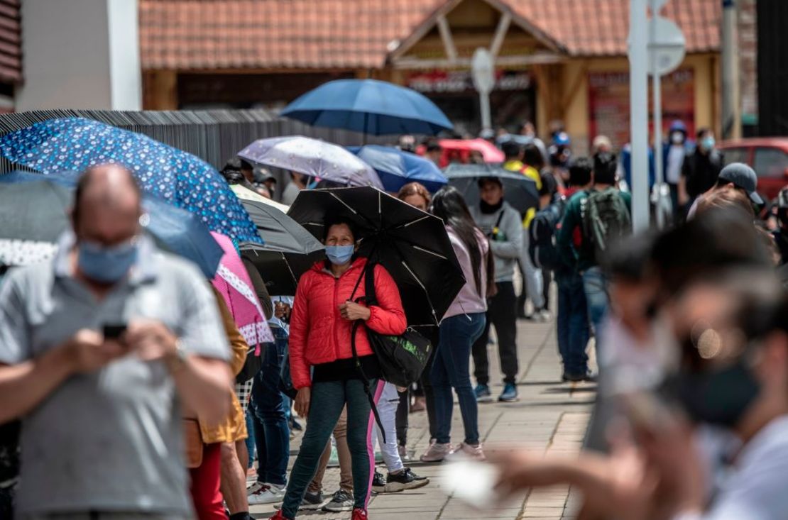 Un grupo de personas hacen filas durante el Día sin IVA el 19 de junio de 2020, en medio de la pandemia, para aprovechar los descuentos de esta jornada implementada por el gobierno nacional para reactivar el comercio.