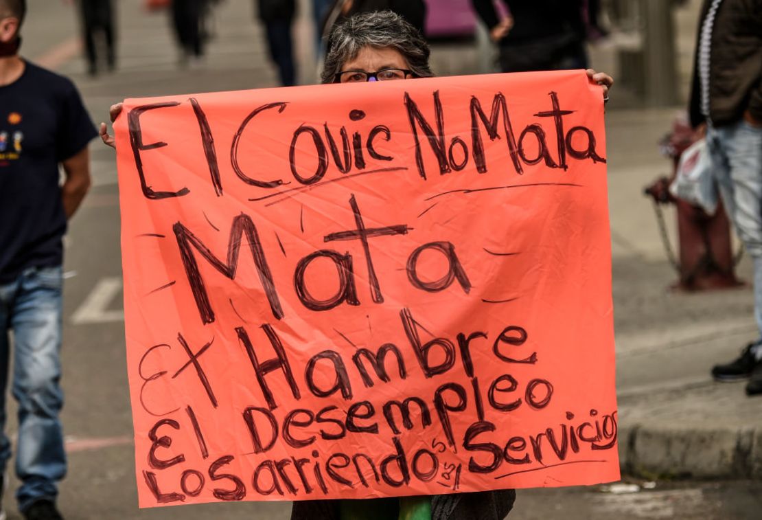 Una mujer sostiene un cartel durante una protesta contra las medidas de cuarentena obligatoria sectorizada en Bogotá impuesta por la alcaldesa Claudia López el 18 de agosto de 2020.