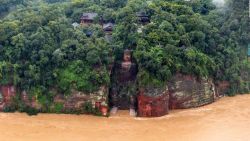 CNNE 876847 - inundaciones llegan a los pies de la estatua gigante de buda