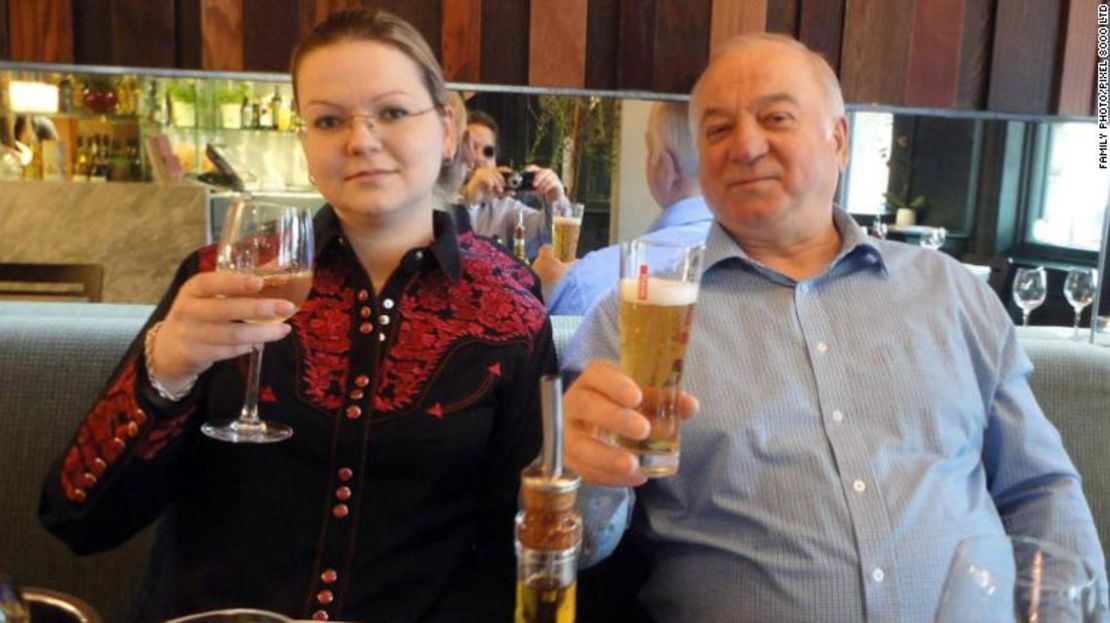 El exespía ruso Sergei Skripal y su hija Yulia Skripal en Salisbury, Reino Unido.