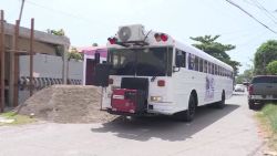 CNNE 877356 - banda transformo su autobus de giras en un mercado