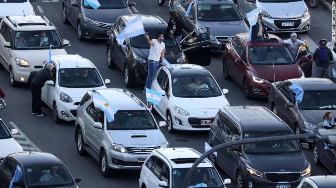 Manifestantes en autos agitan banderas por la Avenida 9 de julio en Buenos Aires el lunes.