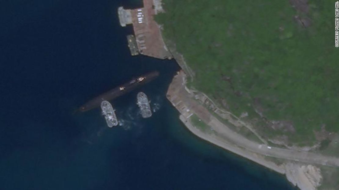 Esta imagen de satélite del 18 de agosto de 2020 parece mostrar un submarino chino usando una base subterránea en la isla de Hainan en el Mar de China Meridional.