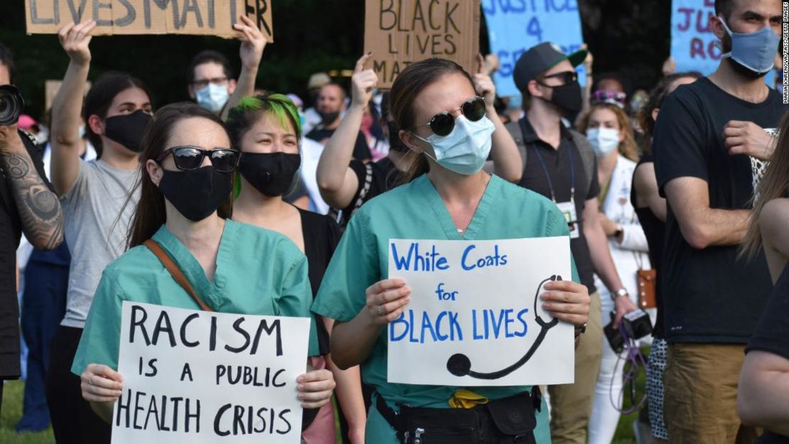 Trabajadores médicos en una manifestación organizada por el grupo Batas Blancas para Vidas Negras el 6 de junio en Nueva York.