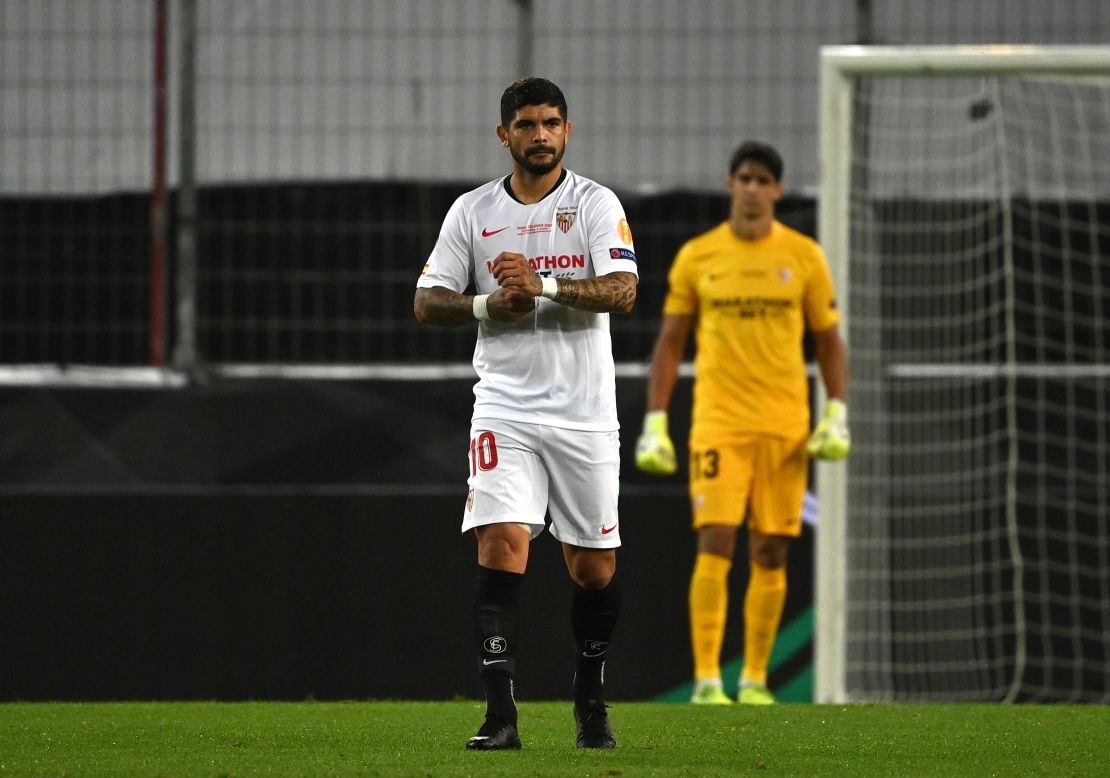 Éver Banega se despide del Sevilla a lo grande: campeón de la Europa League y con asistencia de gol en la final.