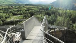 CNNE 877985 - inauguran impactante mirador sobre cascada en noruega