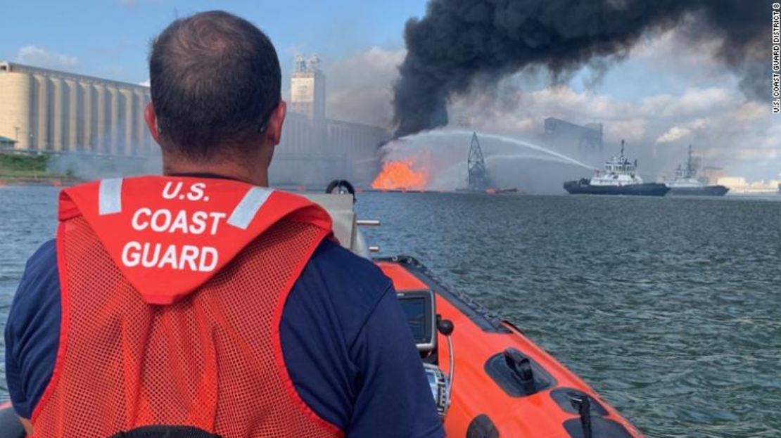 Equipos de la Guardia Costera responden a una draga en llamas en el Canal de Navegación del Puerto de Corpus Christi.