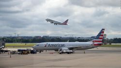 CNNE 878034 - american airlines vacuna american airlines dejara de volar en 15 ciudades