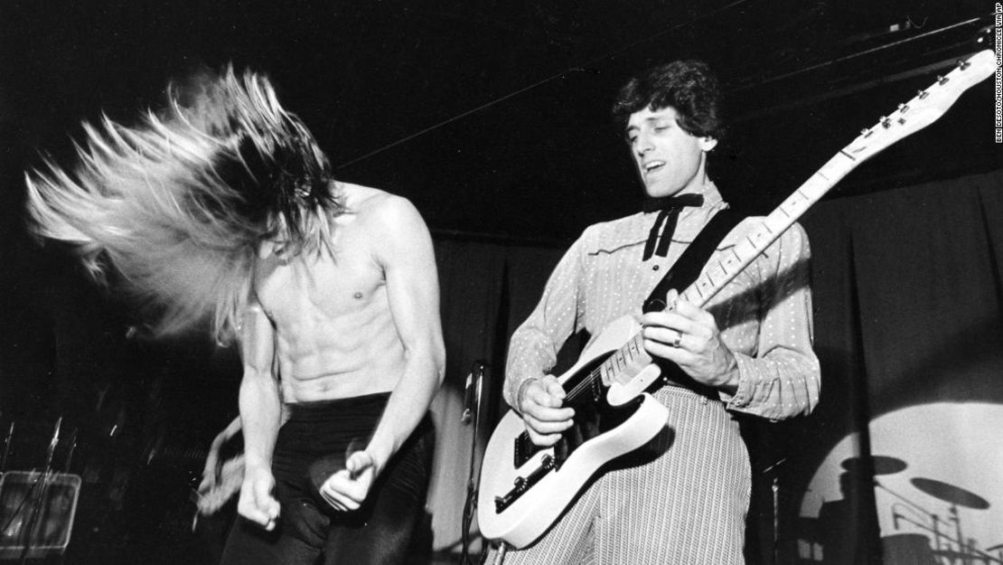 Anthony Kiedis, izquierda, y Jack Sherman de los Red Hot Chili Peppers en el escenario en 1984