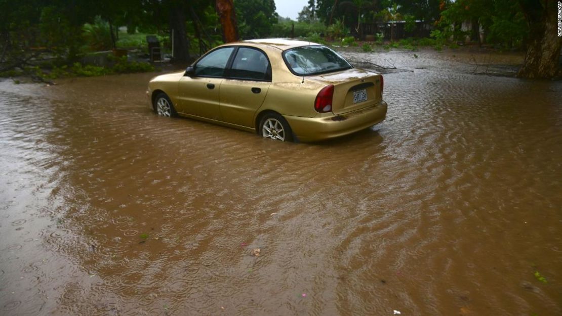 La tormenta tropical Laura causó inundaciones el sábado en Salinas, Puerto Rico.