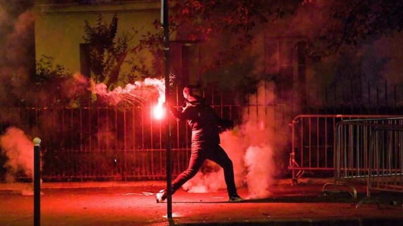 Aficionados también se enfrentaron con la policía afuera del estadio Parc des Princes en París después de la derrota del equipo.