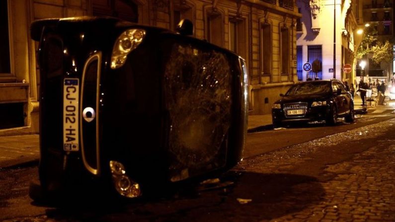 Otros videos muestran automóviles en llamas o dañados y a partidarios del equipo lanzando petardos a la policía.