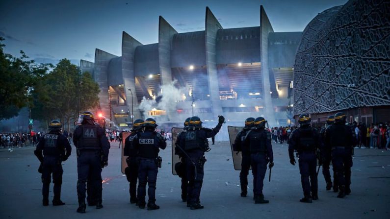 Imágenes en redes sociales muestran a policías con equipo antidisturbios disparando gases lacrimógenos para dispersar a los fanáticos del PSG.